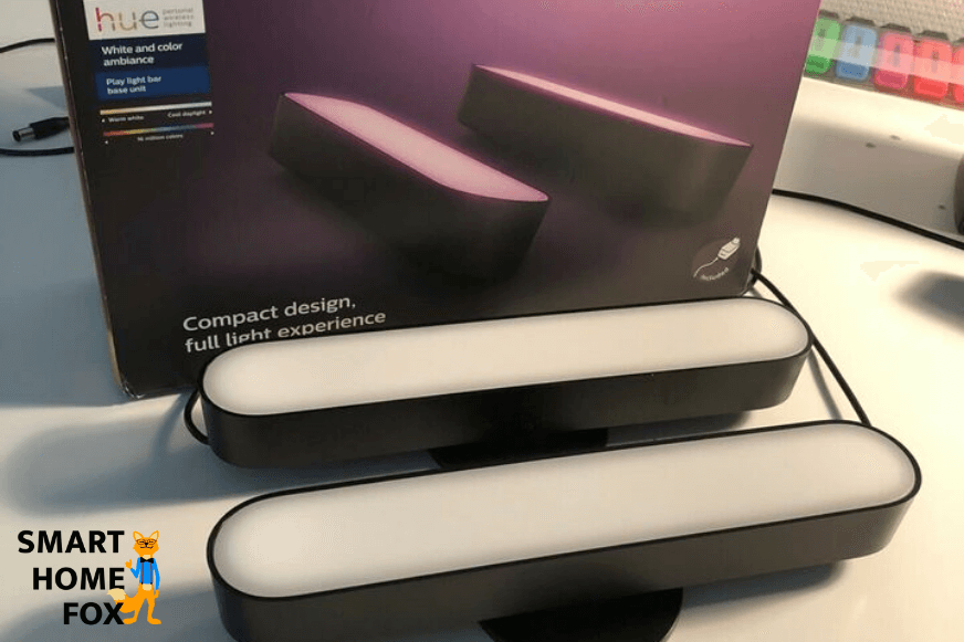 Man sieht 2 Hue Play Bars auf einem Tisch liegen. 